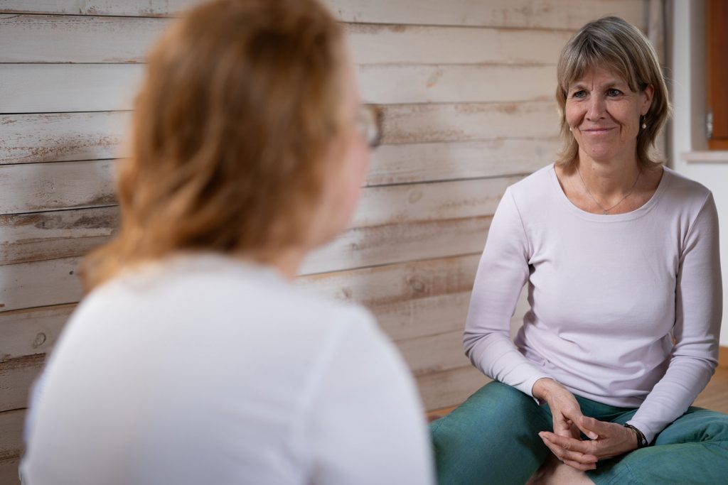 Das Bild zeigt Johanne Kläger, ausgebildete Coachin, in einer Beispielhaften Situation eines Einzelcoachings mit einer Jungen Frau in einer Übergangsphase ins Berufsleben/ Studium/ Ausbildung in Potsdam und Umgebung in Brandenburg in einer angenehmen Atmosphäre.